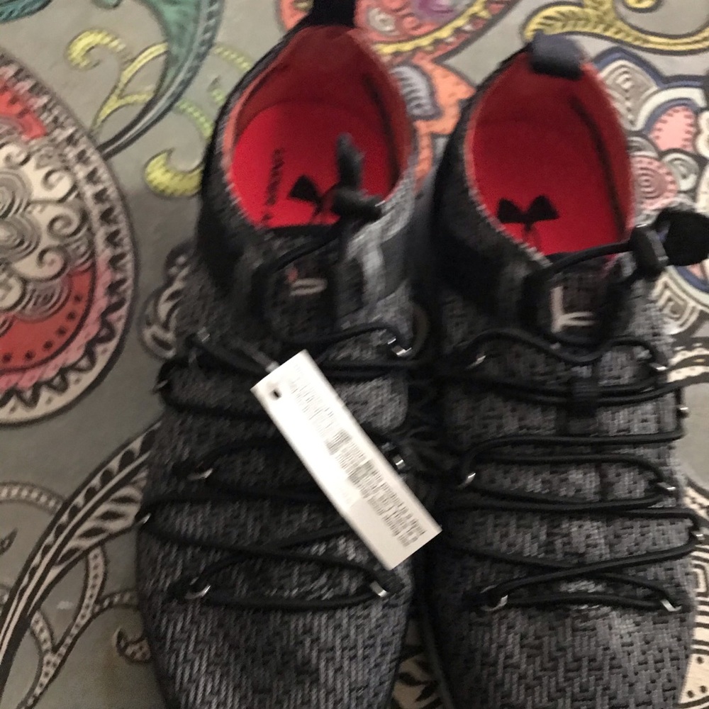 🏁UnderArmour CHARGED🏁 size 5.5w